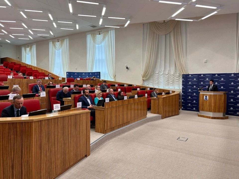 Заместитель губернатора Ямала Александр Емельянов и директор департамента строительства и жилищной политики ЯНАО Сергей Власенко приняли участие в работе ямальского парламента Заместитель губернатора Ямала Александр Емельянов и директор департамента строительства и жилищной политики ЯНАО Сергей Власенко приняли участие в работе ямальского парламента