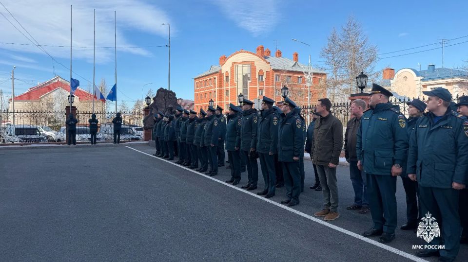 В Главном управлении МЧС России по Ямало-Ненецкому автономному округу возобновилась традиция — еженедельная церемония поднятия флагов России, МЧС России и Ямала В Главном управлении МЧС России по Ямало-Ненецкому автономному округу возобновилась традиция — еженедельная церемония поднятия флагов России, МЧС России и Ямала