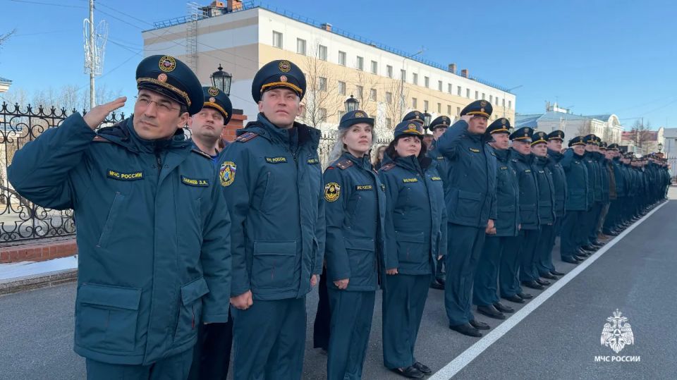 В Главном управлении МЧС России по Ямало-Ненецкому автономному округу возобновилась традиция — еженедельная церемония поднятия флагов России, МЧС России и Ямала В Главном управлении МЧС России по Ямало-Ненецкому автономному округу возобновилась традиция — еженедельная церемония поднятия флагов России, МЧС России и Ямала