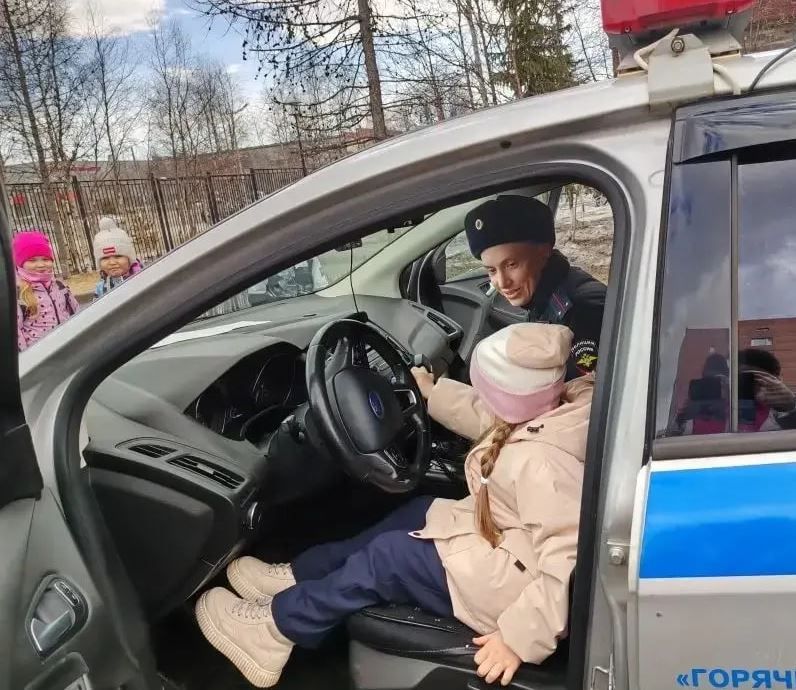 Профессия дорожного полицейского — глазами новоуренгойских первоклассников Профессия дорожного полицейского — глазами новоуренгойских первоклассников