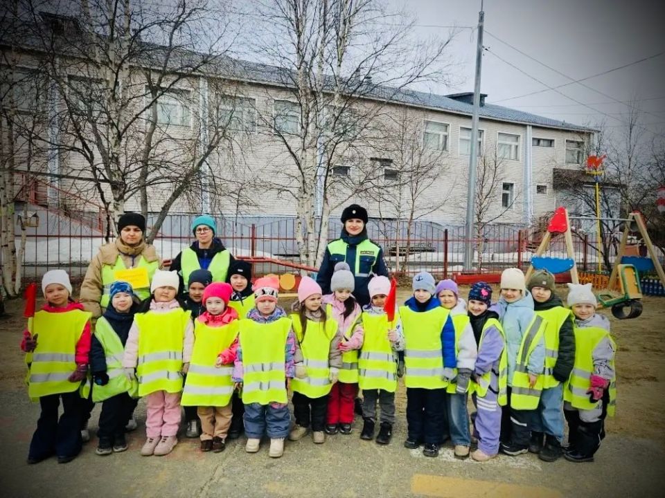 Салехардские автоинспекторы провели «пешеходную экскурсию» для воспитанников детского сада «Светлячок» Салехардские автоинспекторы провели «пешеходную экскурсию» для воспитанников детского сада «Светлячок»