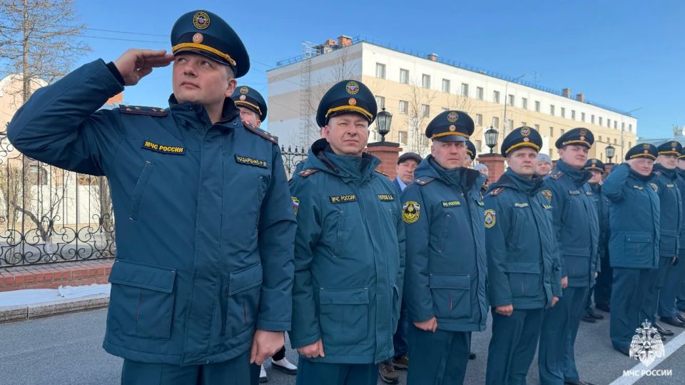 В Главном управлении МЧС России по Ямало-Ненецкому автономному округу возобновилась традиция — еженедельная церемония поднятия флагов России, МЧС России и Ямала В Главном управлении МЧС России по Ямало-Ненецкому автономному округу возобновилась традиция — еженедельная церемония поднятия флагов России, МЧС России и Ямала