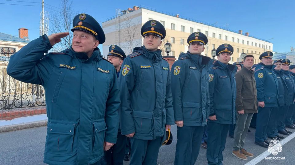 В Главном управлении МЧС России по Ямало-Ненецкому автономному округу возобновилась традиция — еженедельная церемония поднятия флагов России, МЧС России и Ямала В Главном управлении МЧС России по Ямало-Ненецкому автономному округу возобновилась традиция — еженедельная церемония поднятия флагов России, МЧС России и Ямала