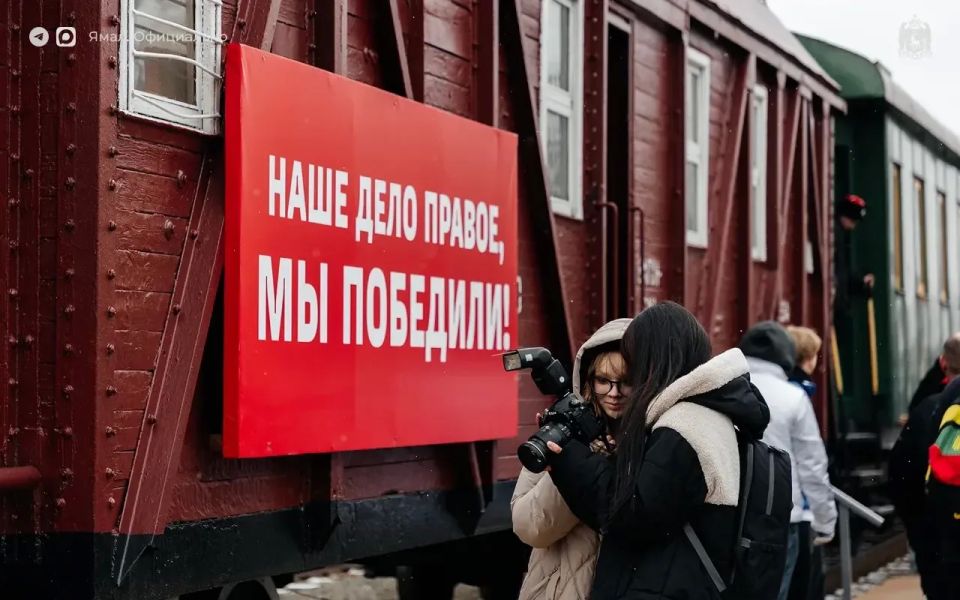 В Ноябрьск прибыл ретропоезд «Эшелон Победы» В Ноябрьск прибыл ретропоезд «Эшелон Победы»
