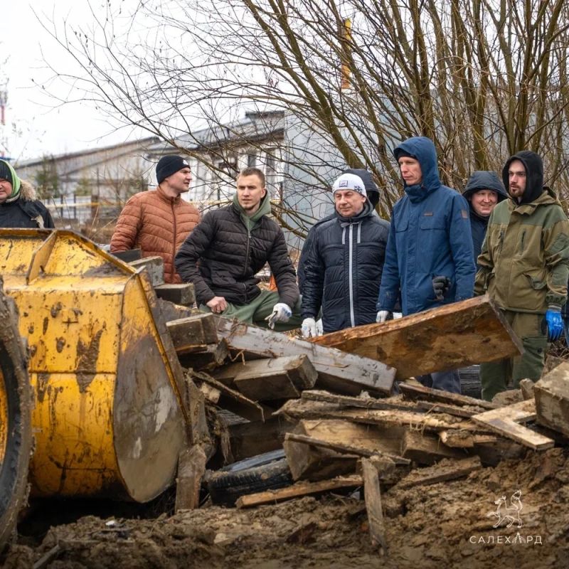В Салехарде ликвидируют несанкционированную свалку В Салехарде ликвидируют несанкционированную свалку