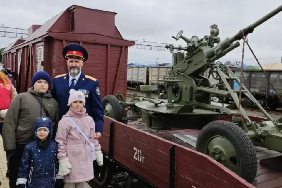 В Губкинском следователь по особо важным делам посетил ретропоезд «Эшелон Победы» В Губкинском следователь по особо важным делам посетил ретропоезд «Эшелон Победы»
