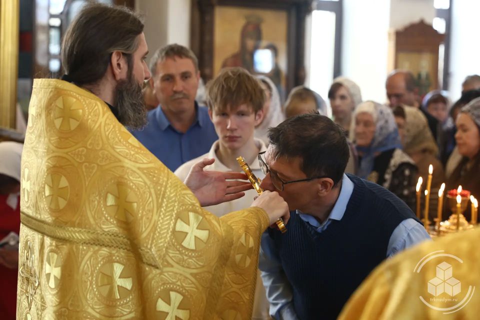 В Свято-Никольском храме Надыма прошли праздничная Божественная литургия и крестный ход, посвящённые памяти Святителя Николая Чудотворца В Свято-Никольском храме Надыма прошли праздничная Божественная литургия и крестный ход, посвящённые памяти Святителя Николая Чудотворца