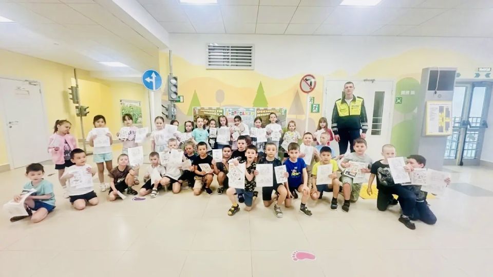 Сотрудники Госавтоинспекции Салехарда провели мероприятие по изучению ПДД с воспитанниками детского сада «Морошка» Сотрудники Госавтоинспекции Салехарда провели мероприятие по изучению ПДД с воспитанниками детского сада «Морошка»