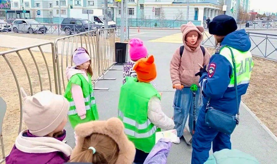 Гимназисты окружной столицы провели профилактическую акцию, направленную на повышение безопасности дорожного движения
