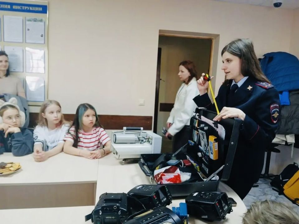 Школьники Салехарда познакомились с работой Госавтоинспекции в рамках дня пропаганды безопасности дорожного движения Школьники Салехарда познакомились с работой Госавтоинспекции в рамках дня пропаганды безопасности дорожного движения