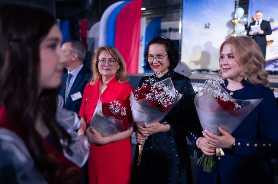 По всему Ямалу сегодня прозвенели последние звонки По всему Ямалу сегодня прозвенели последние звонки