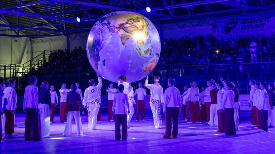 В Салехарде прозвенел последний звонок В Салехарде прозвенел последний звонок