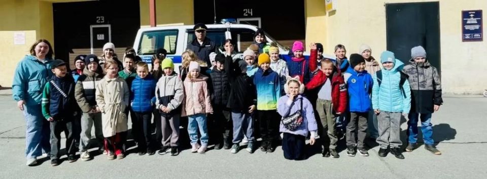 Школьники Салехарда познакомились с работой Госавтоинспекции в рамках дня пропаганды безопасности дорожного движения Школьники Салехарда познакомились с работой Госавтоинспекции в рамках дня пропаганды безопасности дорожного движения