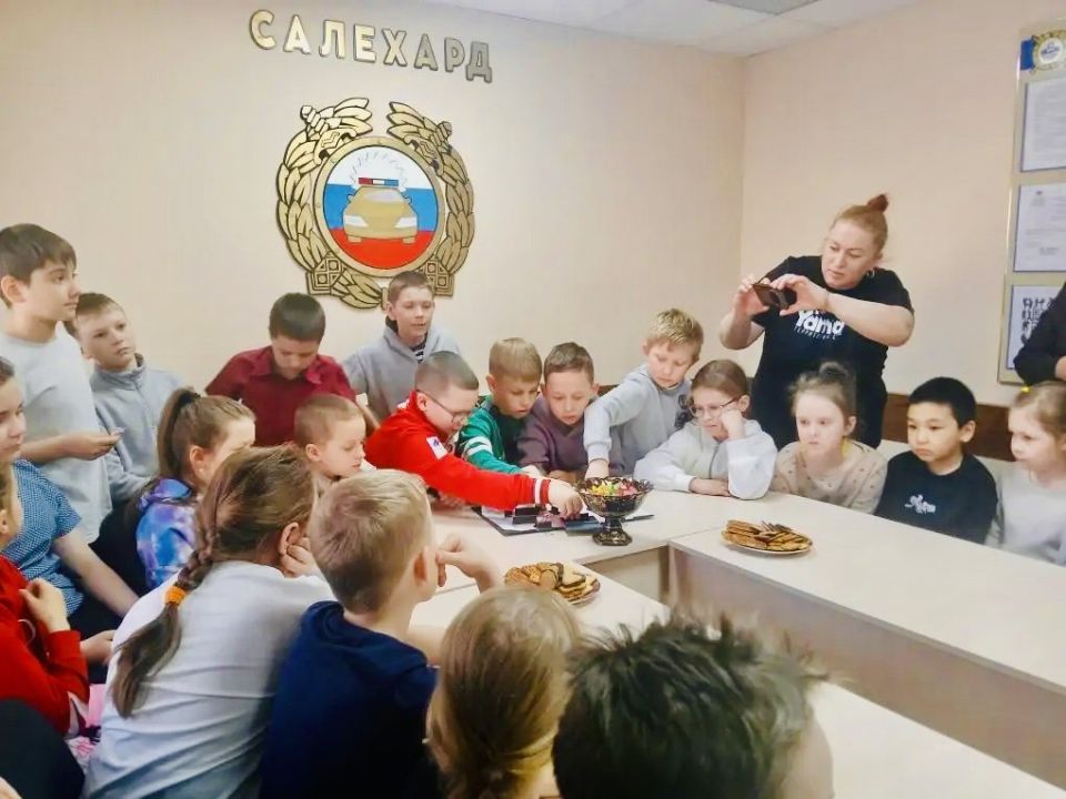 Школьники Салехарда познакомились с работой Госавтоинспекции в рамках дня пропаганды безопасности дорожного движения Школьники Салехарда познакомились с работой Госавтоинспекции в рамках дня пропаганды безопасности дорожного движения