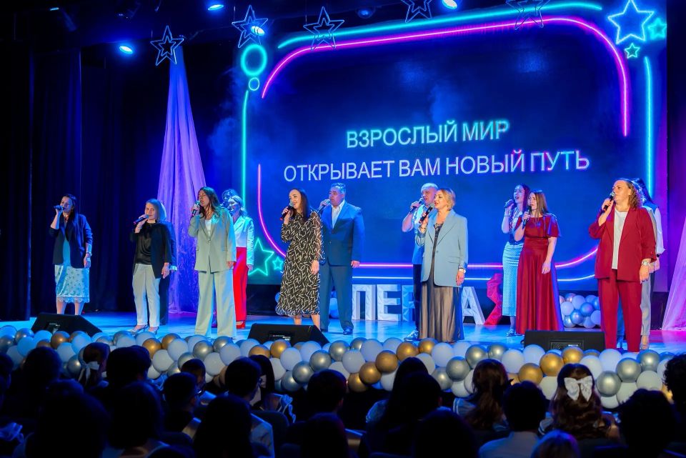 Алексей Титовский: Сегодня по всему городу звенят последние звонки - и это, наверное, самый трогательный момент, который мы, взрослые, каждый раз проживаем заново Алексей Титовский: Сегодня по всему городу звенят последние звонки - и это, наверное, самый трогательный момент, который мы, взрослые, каждый раз проживаем заново
