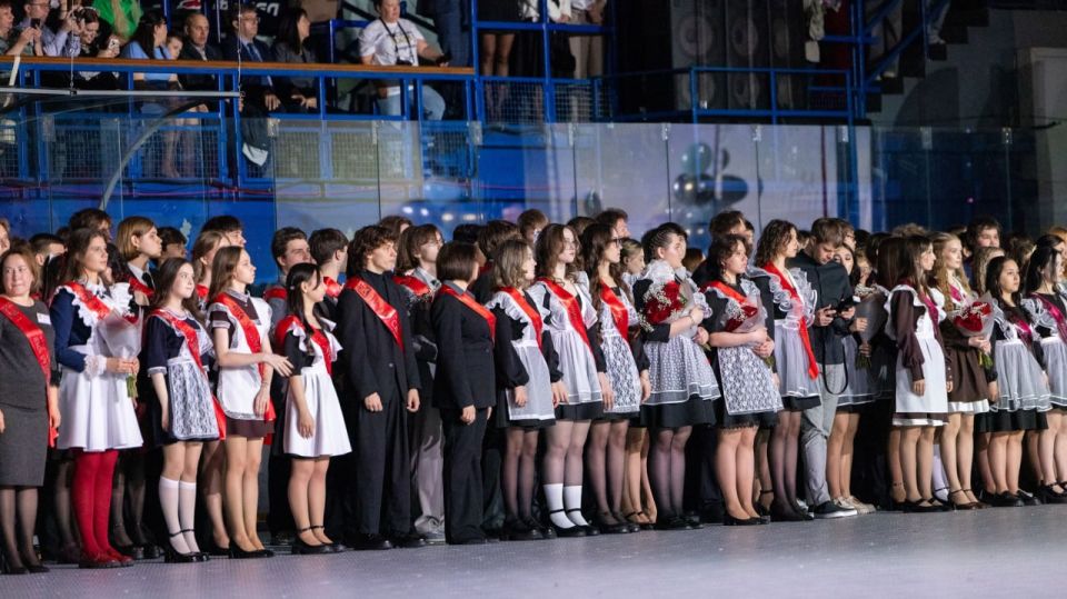 В Салехарде прозвенел последний звонок В Салехарде прозвенел последний звонок