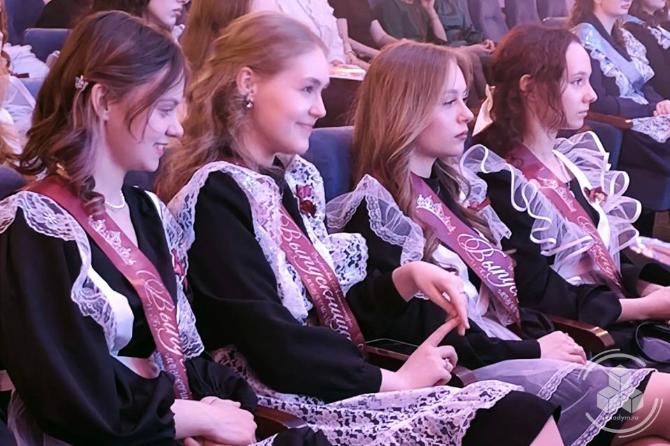 В муниципалитете состоялись праздничные мероприятия, посвящённые Последнему звонку В муниципалитете состоялись праздничные мероприятия, посвящённые Последнему звонку