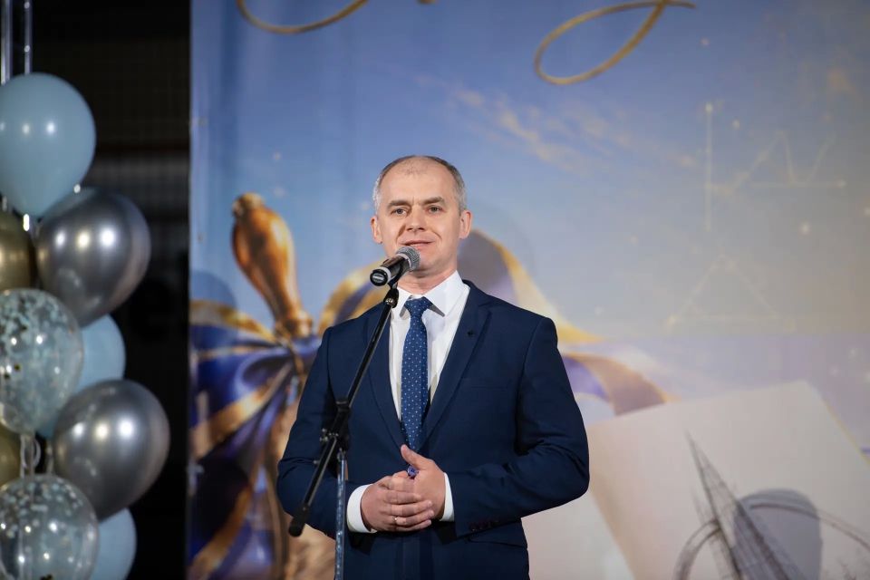 Алексей Титовский: Сегодня по всему городу звенят последние звонки - и это, наверное, самый трогательный момент, который мы, взрослые, каждый раз проживаем заново Алексей Титовский: Сегодня по всему городу звенят последние звонки - и это, наверное, самый трогательный момент, который мы, взрослые, каждый раз проживаем заново