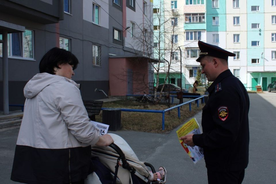 Сотрудники Госавтоинспекции Ноябрьска продолжают профилактическую работу в жилых зонах, дворовых территориях и детских площадках Сотрудники Госавтоинспекции Ноябрьска продолжают профилактическую работу в жилых зонах, дворовых территориях и детских площадках