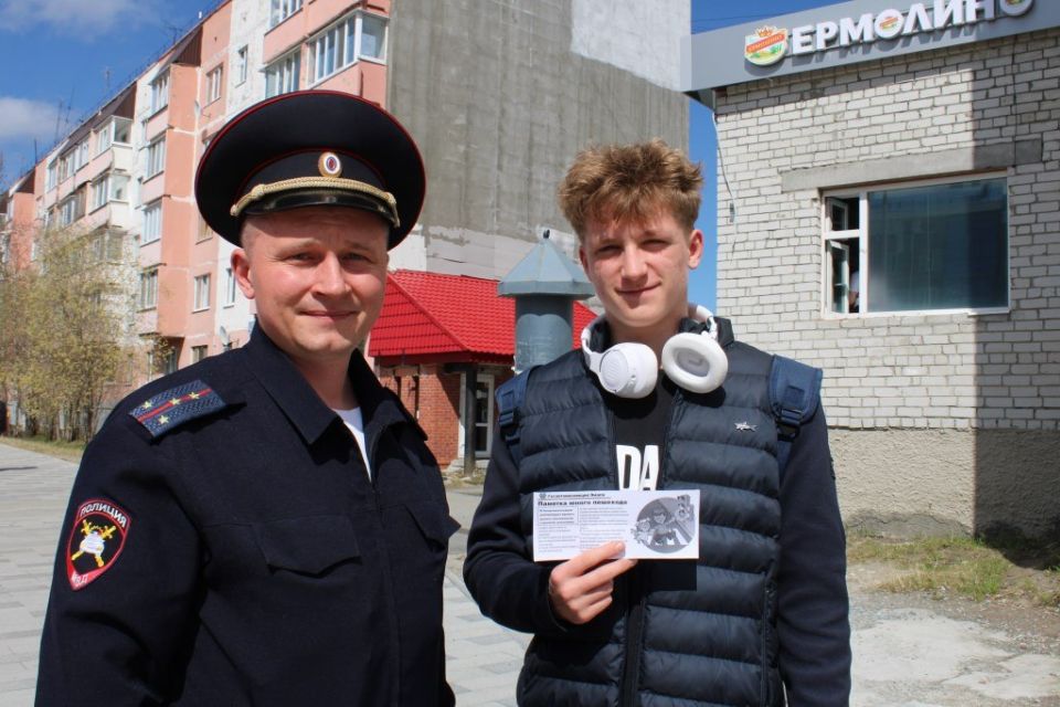 Сотрудники Госавтоинспекции Ноябрьска продолжают профилактическую работу в жилых зонах, дворовых территориях и детских площадках Сотрудники Госавтоинспекции Ноябрьска продолжают профилактическую работу в жилых зонах, дворовых территориях и детских площадках
