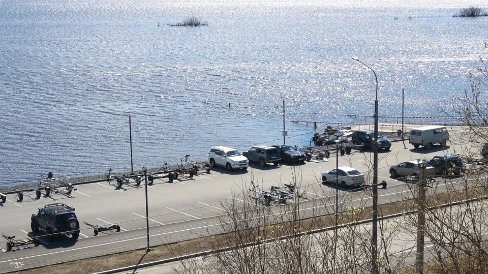 Времена – май: уже растаяли снега, и мир цвета свои меняет Времена – май: уже растаяли снега, и мир цвета свои меняет