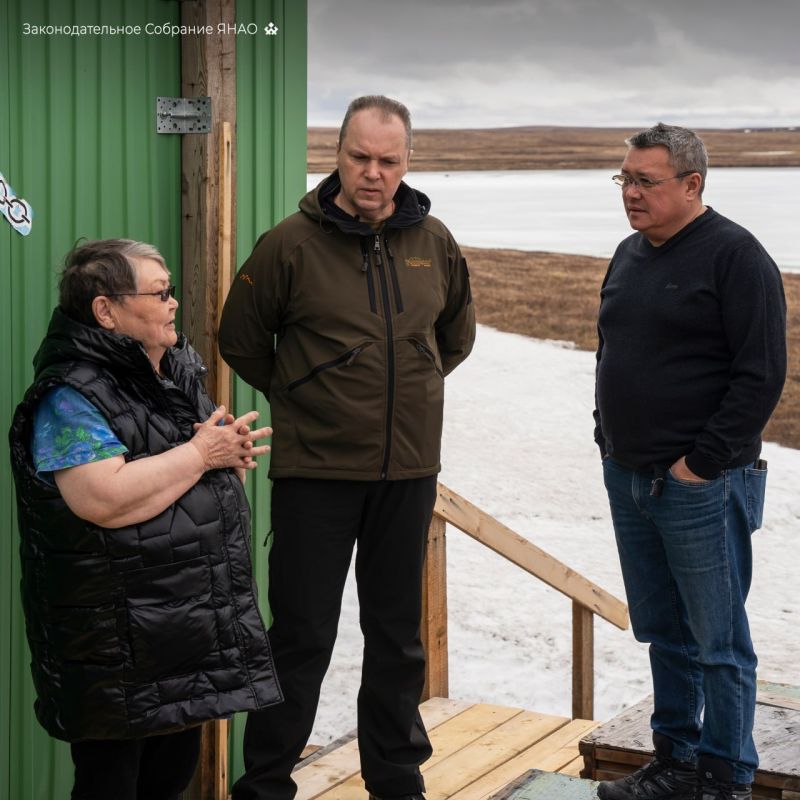 Спикер ямальского парламента Сергей Ямкин и председатель комитета по экологии, промышленности, АПК и делам КМНС Иван Сакал вместе с представителями профильных департаментов встретились с кочевниками Приуральского района... Спикер ямальского парламента Сергей Ямкин и председатель комитета по экологии, промышленности, АПК и делам КМНС Иван Сакал вместе с представителями профильных департаментов встретились с кочевниками Приуральского района...