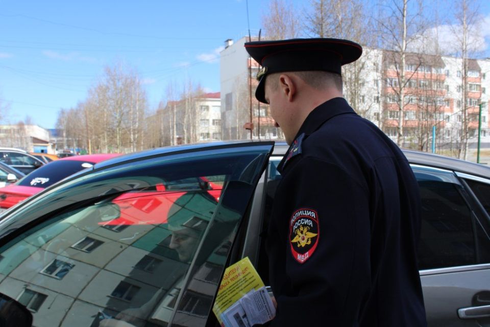 Сотрудники Госавтоинспекции Ноябрьска продолжают профилактическую работу в жилых зонах, дворовых территориях и детских площадках Сотрудники Госавтоинспекции Ноябрьска продолжают профилактическую работу в жилых зонах, дворовых территориях и детских площадках
