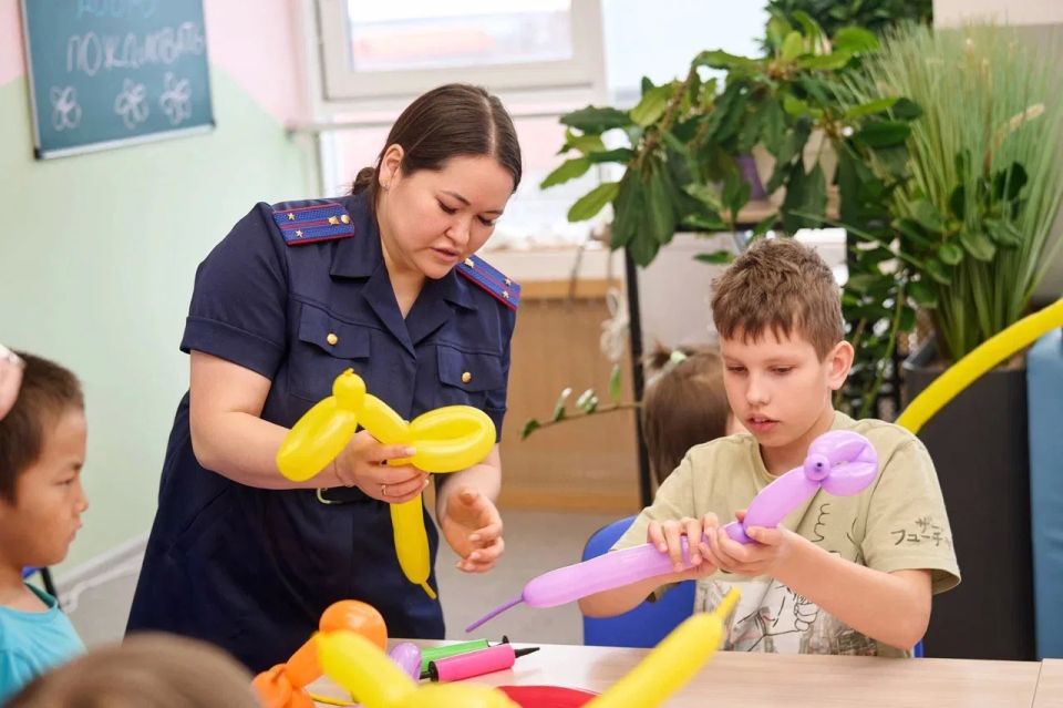 В преддверии Международного дня защиты детей сотрудники следственного управления СК России по Ямало-Ненецкому автономному округу подарили детям праздник творчества В преддверии Международного дня защиты детей сотрудники следственного управления СК России по Ямало-Ненецкому автономному округу подарили детям праздник творчества