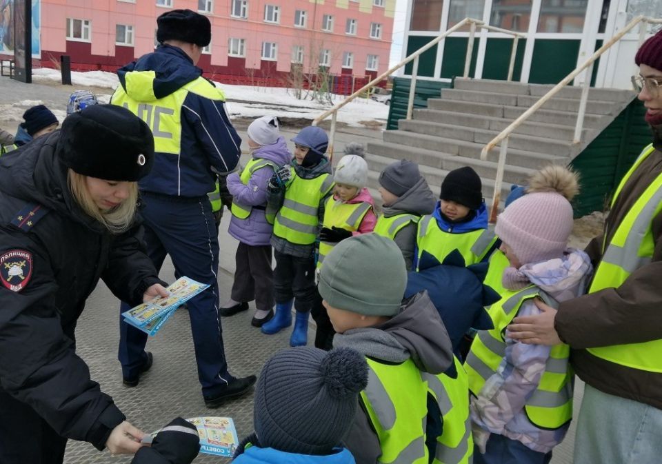 Сотрудники Тазовской Госавтоинспекции провели с воспитанниками детского сада «Солнышко» увлекательное и познавательное мероприятие Сотрудники Тазовской Госавтоинспекции провели с воспитанниками детского сада «Солнышко» увлекательное и познавательное мероприятие