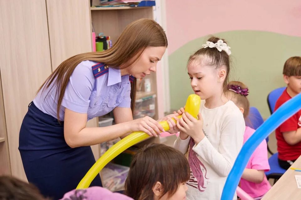 В преддверии Международного дня защиты детей сотрудники следственного управления СК России по Ямало-Ненецкому автономному округу подарили детям праздник творчества В преддверии Международного дня защиты детей сотрудники следственного управления СК России по Ямало-Ненецкому автономному округу подарили детям праздник творчества