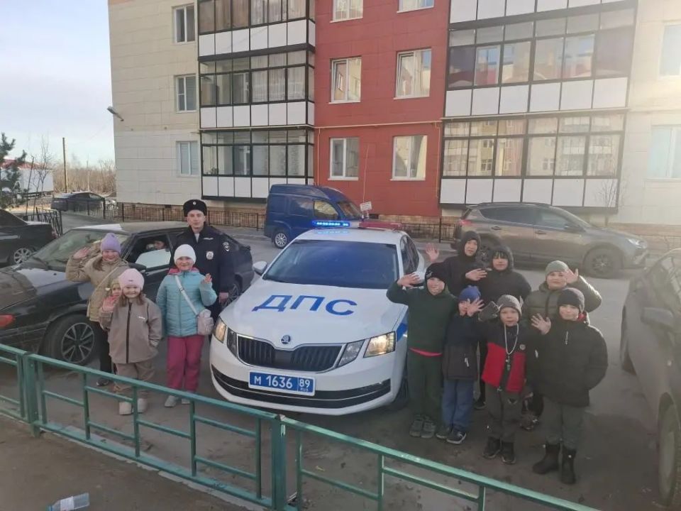В Новом Уренгое автоинспекторы посетили городские детские площадки с лекциями по безопасности В Новом Уренгое автоинспекторы посетили городские детские площадки с лекциями по безопасности