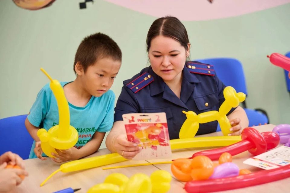 В преддверии Международного дня защиты детей сотрудники следственного управления СК России по Ямало-Ненецкому автономному округу подарили детям праздник творчества В преддверии Международного дня защиты детей сотрудники следственного управления СК России по Ямало-Ненецкому автономному округу подарили детям праздник творчества