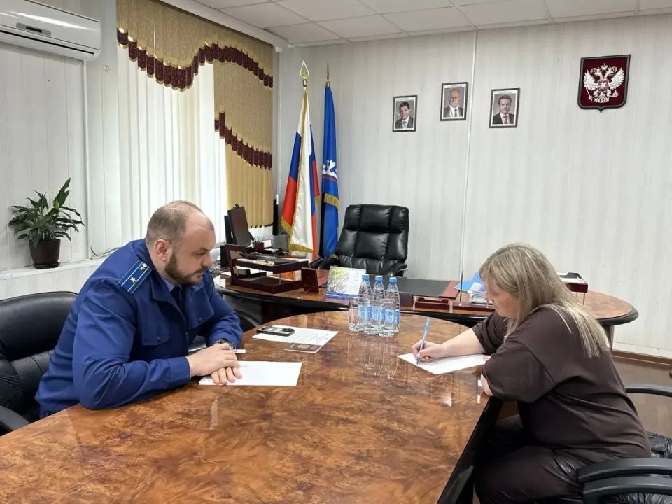 Заместитель Надымского городского прокурора Владимир Якунин провел личный прием граждан в поселках Пангоды, Лонгьюган, Приозерный Надымского района Заместитель Надымского городского прокурора Владимир Якунин провел личный прием граждан в поселках Пангоды, Лонгьюган, Приозерный Надымского района