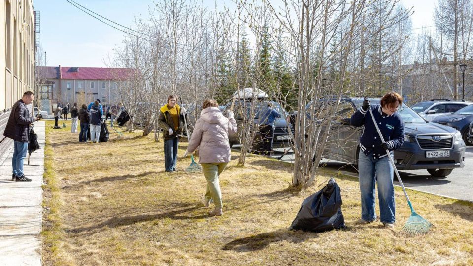 В Салехарде прошёл Всероссийский субботник В Салехарде прошёл Всероссийский субботник