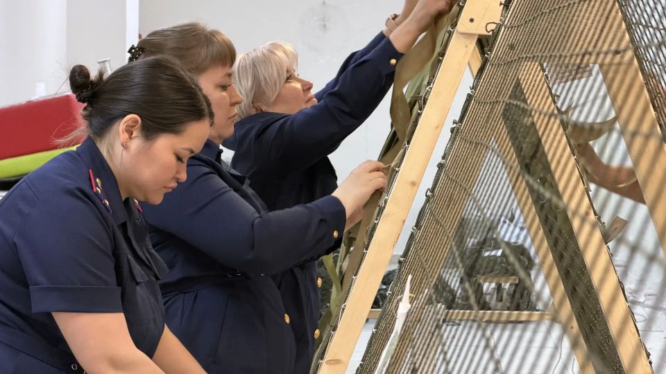 Сотрудники следственного управления СК России по Ямало/Ненецкому автономному округу приняли участие в изготовлении маскировочных сетей для участников специальной военной операции Сотрудники следственного управления СК России по Ямало/Ненецкому автономному округу приняли участие в изготовлении маскировочных сетей для участников специальной военной операции