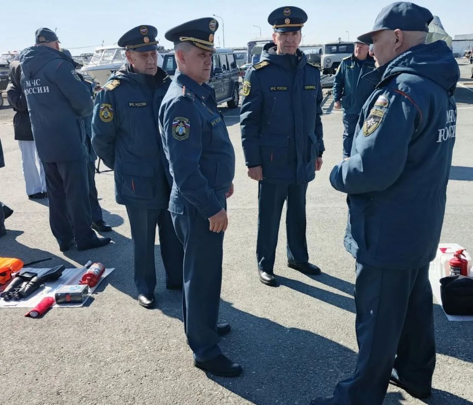 С началом нового летнего периода в Главном управлении МЧС России по Ямало - Ненецкому автономному округу прошел строевой смотр сотрудников государственной инспекции по маломерным судам С началом нового летнего периода в Главном управлении МЧС России по Ямало - Ненецкому автономному округу прошел строевой смотр сотрудников государственной инспекции по маломерным судам