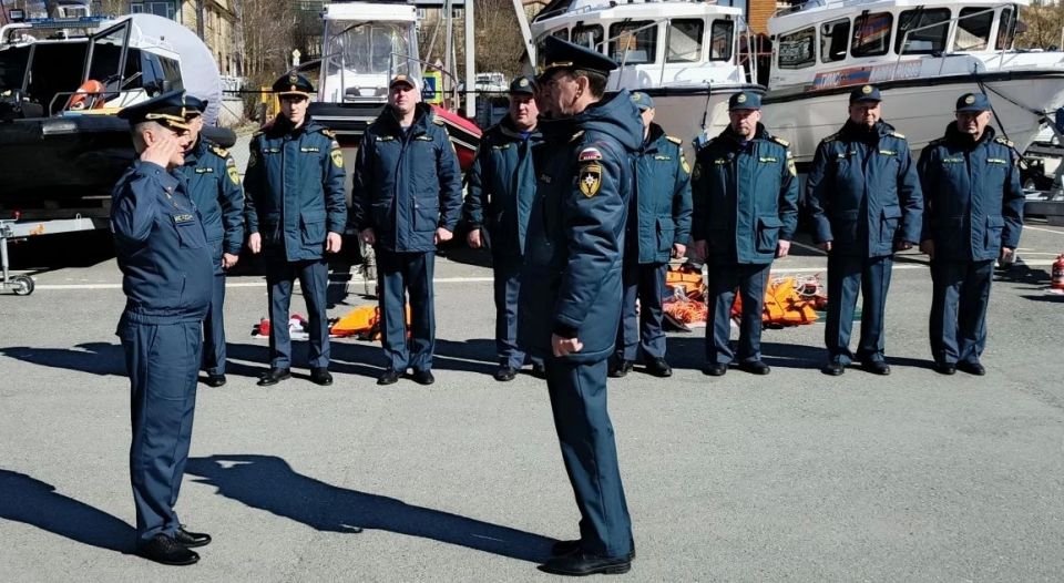 С началом нового летнего периода в Главном управлении МЧС России по Ямало - Ненецкому автономному округу прошел строевой смотр сотрудников государственной инспекции по маломерным судам С началом нового летнего периода в Главном управлении МЧС России по Ямало - Ненецкому автономному округу прошел строевой смотр сотрудников государственной инспекции по маломерным судам
