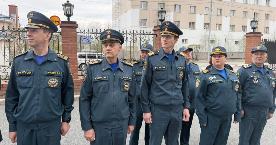 Традиционно понедельник в Главном управлении МЧС России по ЯмалоНенецкому автономному округу начинается с поднятия трёх флагов: Российской Федерации, МЧС России и ЯмалоНенецкого автономного округа Традиционно понедельник в Главном управлении МЧС России по ЯмалоНенецкому автономному округу начинается с поднятия трёх флагов: Российской Федерации, МЧС России и ЯмалоНенецкого автономного округа