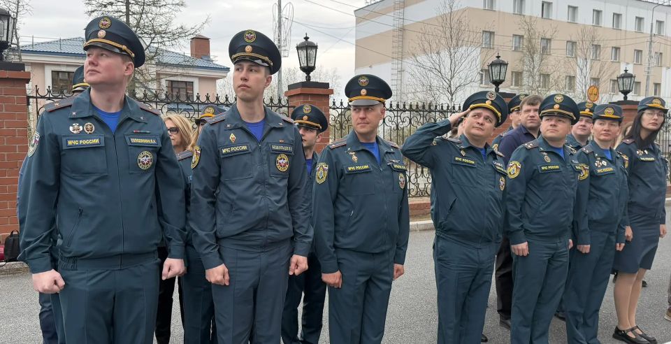 Традиционно понедельник в Главном управлении МЧС России по ЯмалоНенецкому автономному округу начинается с поднятия трёх флагов: Российской Федерации, МЧС России и ЯмалоНенецкого автономного округа Традиционно понедельник в Главном управлении МЧС России по ЯмалоНенецкому автономному округу начинается с поднятия трёх флагов: Российской Федерации, МЧС России и ЯмалоНенецкого автономного округа