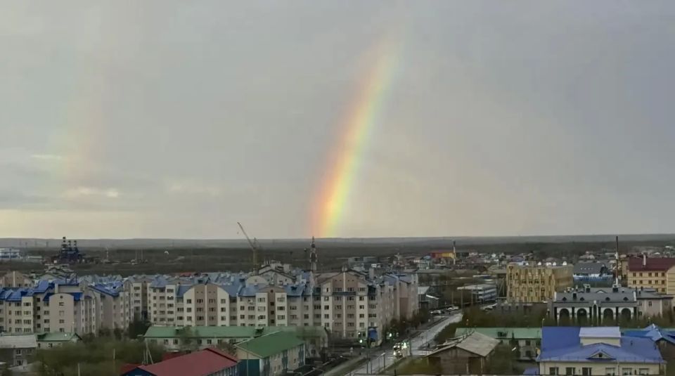 Жители Салехарда увидели первую летнюю радугу