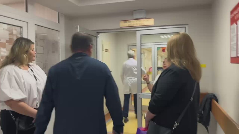 Маленькие пациенты принимают поздравления