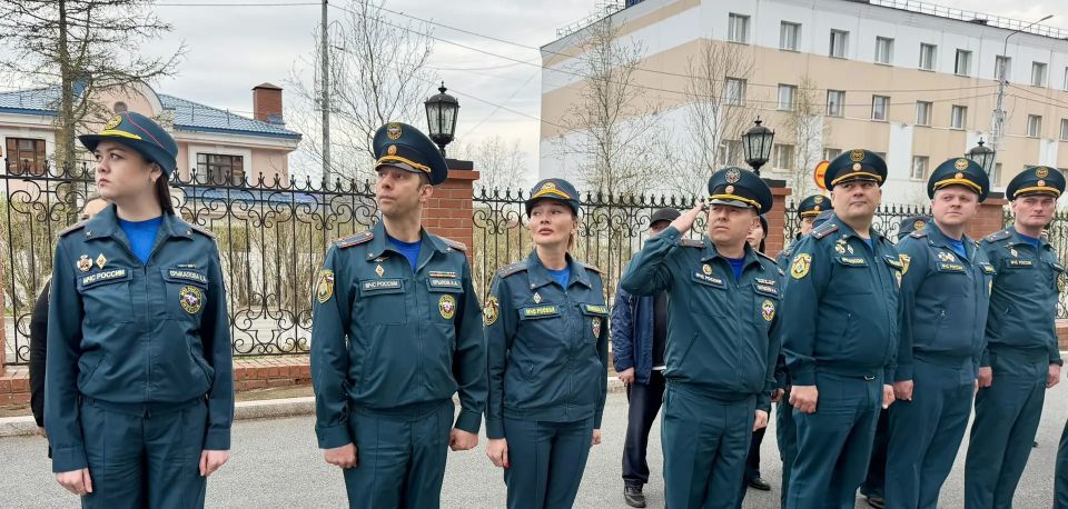Традиционно понедельник в Главном управлении МЧС России по ЯмалоНенецкому автономному округу начинается с поднятия трёх флагов: Российской Федерации, МЧС России и ЯмалоНенецкого автономного округа Традиционно понедельник в Главном управлении МЧС России по ЯмалоНенецкому автономному округу начинается с поднятия трёх флагов: Российской Федерации, МЧС России и ЯмалоНенецкого автономного округа