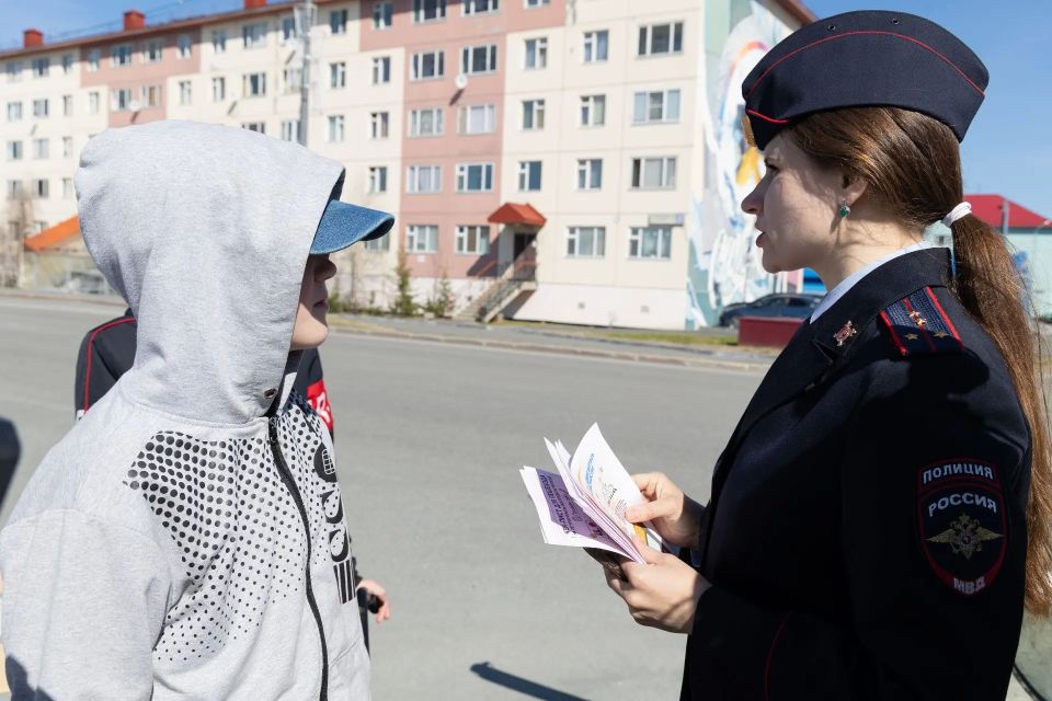 В Салехарде состоялась профилактическая акция «Безопасный переход» В Салехарде состоялась профилактическая акция «Безопасный переход»