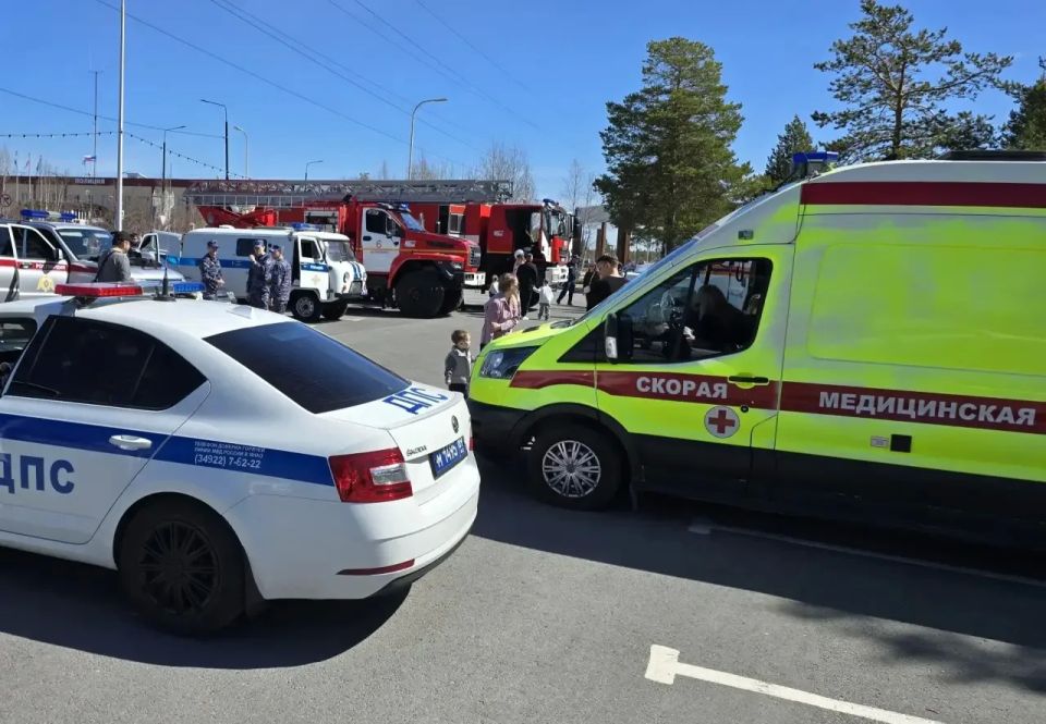 В честь Дня защиты детей в городском парке Муравленко прошла выставка техники служб экстренного реагирования В честь Дня защиты детей в городском парке Муравленко прошла выставка техники служб экстренного реагирования