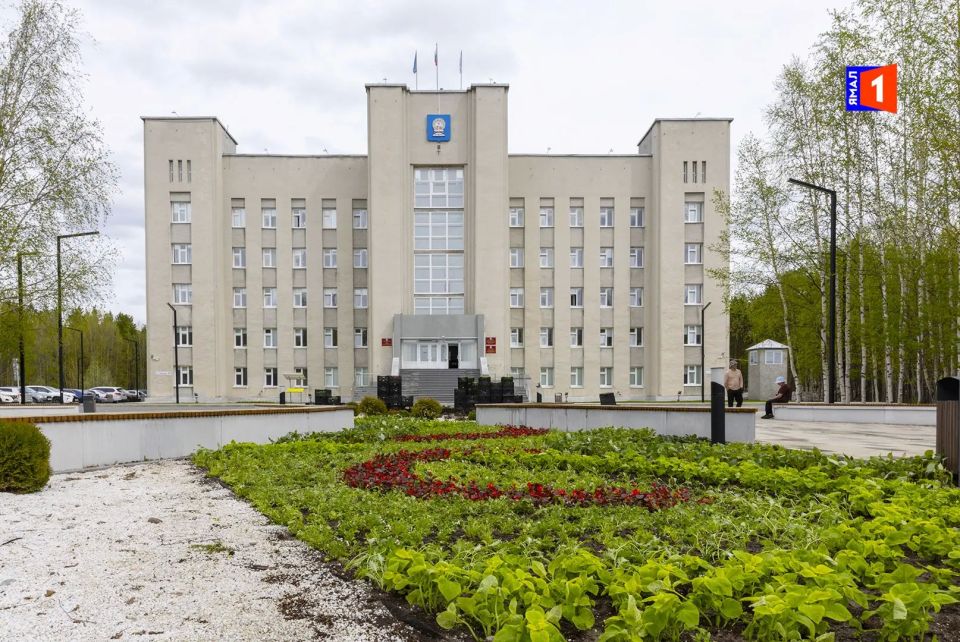 В Ноябрьске начали высаживать цветы В Ноябрьске начали высаживать цветы