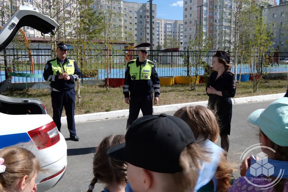 Сотрудники ОМВД «Надымский» провели познавательную беседу с ребятами из лагеря с дневным пребыванием «Этно-код» Сотрудники ОМВД «Надымский» провели познавательную беседу с ребятами из лагеря с дневным пребыванием «Этно-код»
