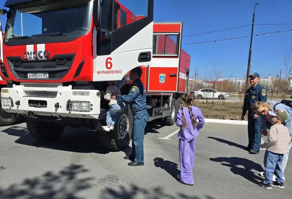 В честь Дня защиты детей в городском парке Муравленко прошла выставка техники служб экстренного реагирования В честь Дня защиты детей в городском парке Муравленко прошла выставка техники служб экстренного реагирования