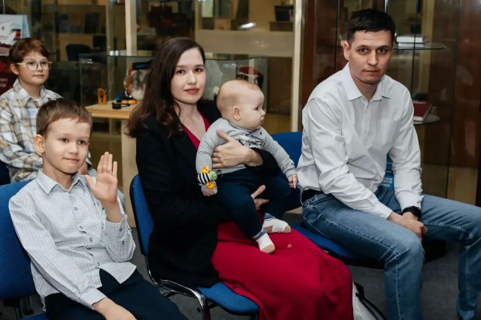 Алексей Романов: Накануне вручил ноябрьским семьям сертификаты на региональный материнский капитал Алексей Романов: Накануне вручил ноябрьским семьям сертификаты на региональный материнский капитал