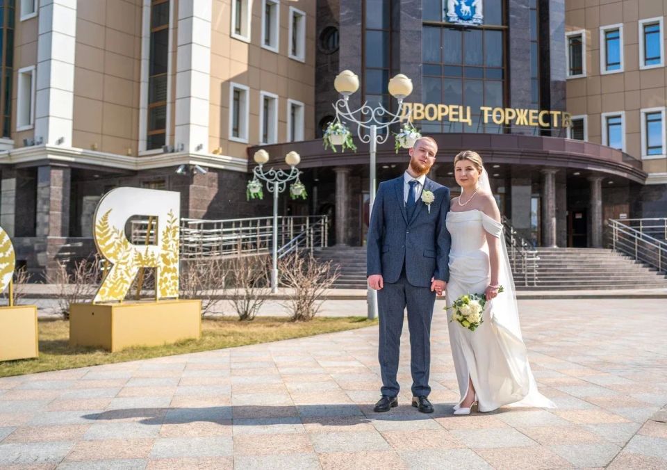Лето, любовь и свадьбы. В Новом Уренгое всё больше пар выбирают именно символичные даты для регистрации брака — они выглядят стильно на приглашениях и легко откладываются в памяти гостей Лето, любовь и свадьбы. В Новом Уренгое всё больше пар выбирают именно символичные даты для регистрации брака — они выглядят стильно на приглашениях и легко откладываются в памяти гостей