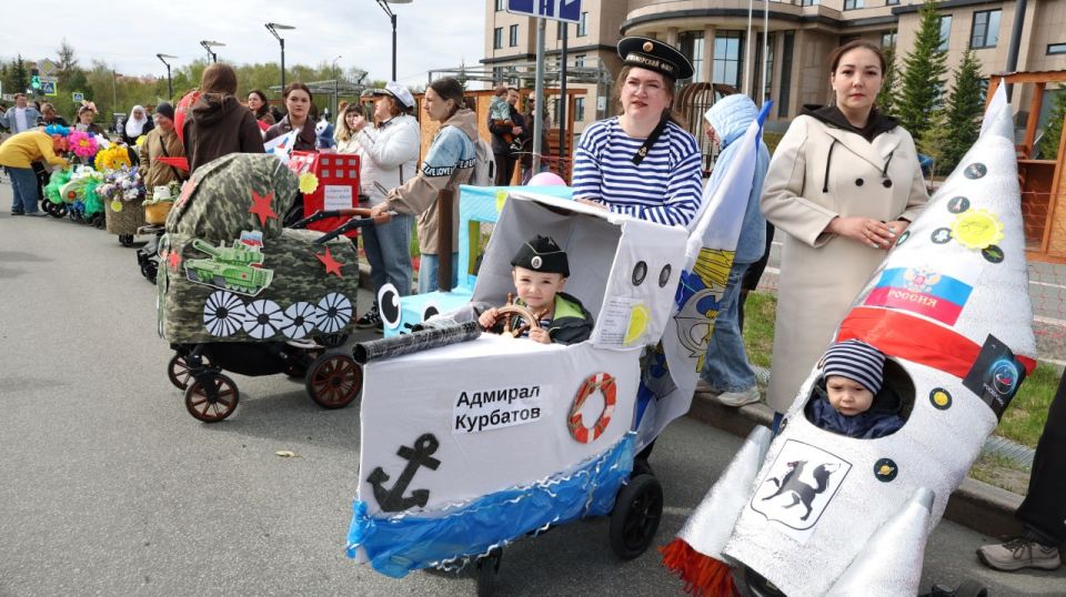 Конкурс-парад детских колясок прошел в столице Ямала во время праздника «Лето! Дети! Чудеса!» В параде приняли участие более сотни семей Конкурс-парад детских колясок прошел в столице Ямала во время праздника «Лето! Дети! Чудеса!» В параде приняли участие более сотни семей